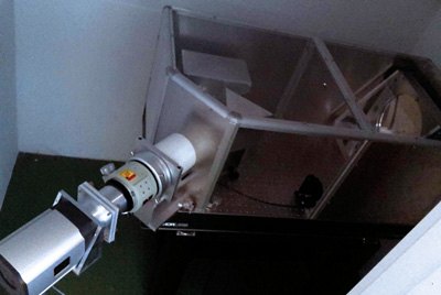 Abb. 3 Faser-gekoppelter, hochauflösender Spektrograph der Landessternwarte Heidelberg für den Einsatz am Waltz-Teleskop. Kamera und CCD-Detektor der Firma Andor unten links im Bild. Mittig: Gitterhalterung aus Metall (rechteckig) und Prisma (dreieckig)
