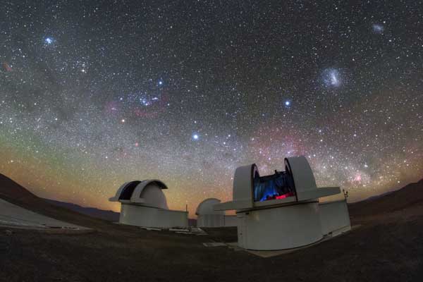 Die Teleskope des SPECULOOS Southern Observatory blicken in den atemberaubenden Nachthimmel über der Atacama-Wüste, Chile. – Credit: ESO/ P. Horálek
