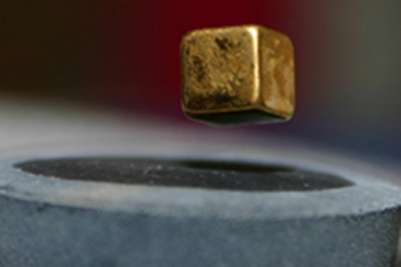 Ein Magnet schwebt über einen mit flüssigem Stickstoff gekühlten Hochtemperatursupraleiter (-200 °C) By Peter Nussbaumer