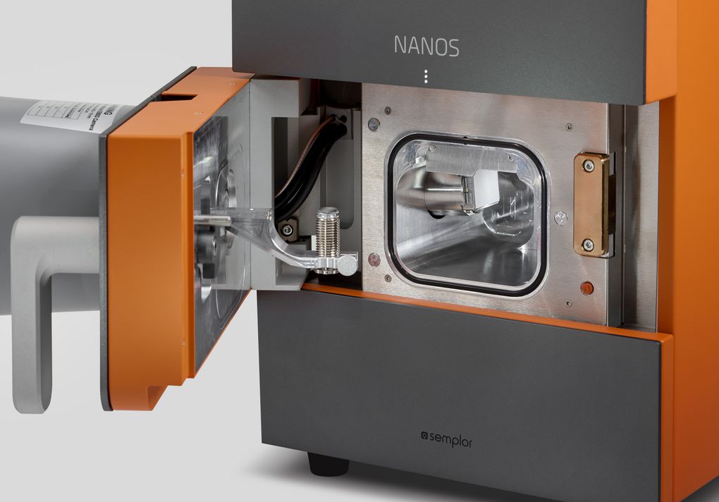 03-semplor-nanos-ebsd-open-chamber Geöffnete Probenkammer des Semplor NANOS EBSD Desktop-Rasterelektronenmikroskops