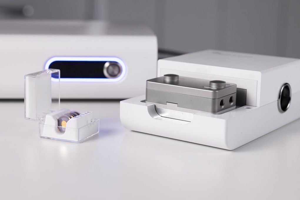 07-qsense-core-one-measurement-chamber-sensors.jpg QSense Core One measurement chamber with QCM-D sensors