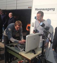 Dr. Thorsten Pieper und Christian Iser zeichnen das Ereignis mit einer Andor Zyla sCMOS-Kamera auf